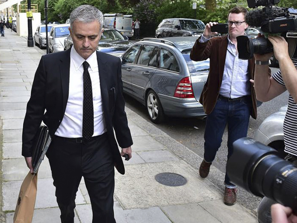 Jose Mourinho egy üveg borral tér haza